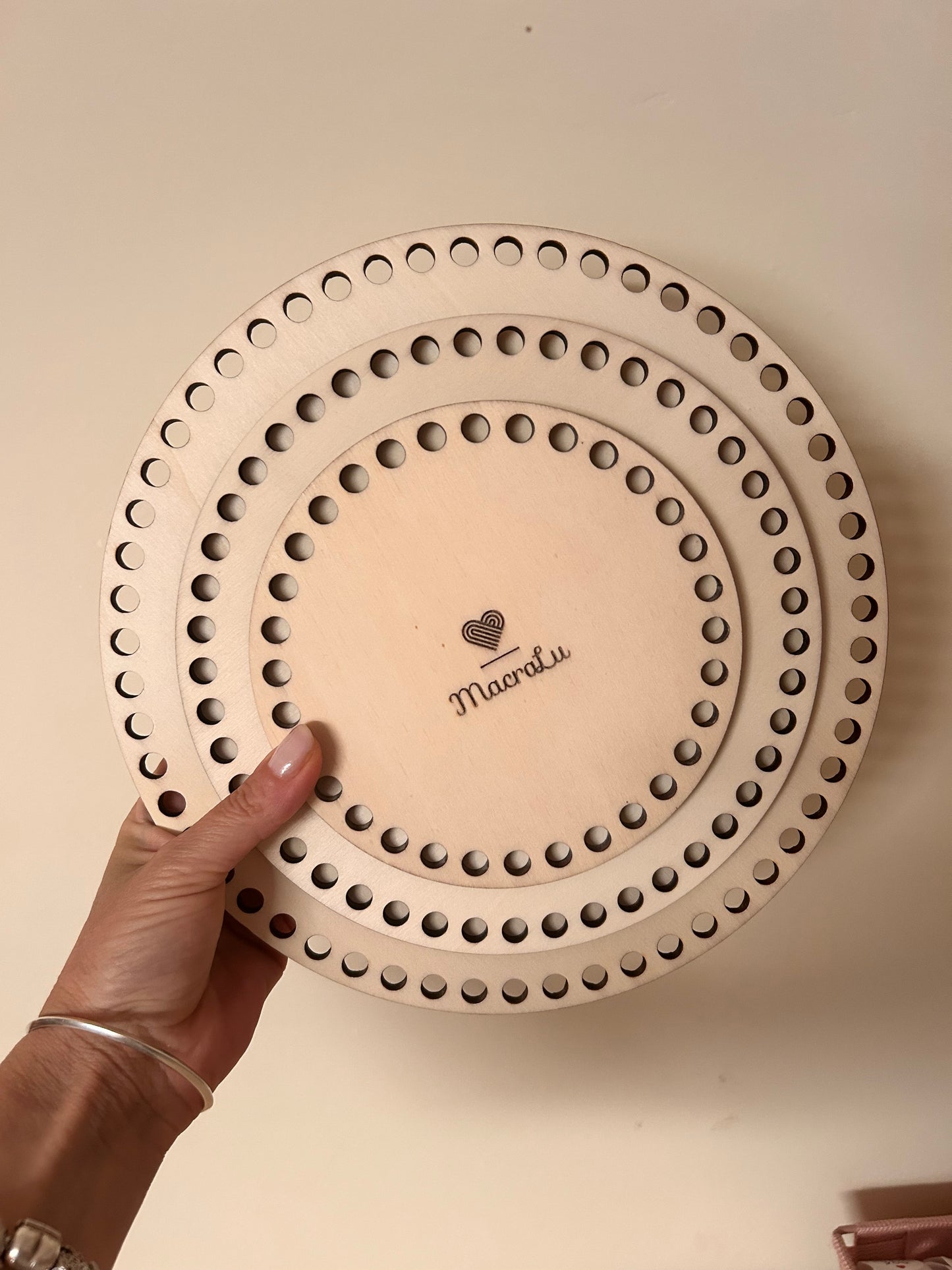 Base in legno con fori per cestini e organizer - MacraLu di Ludovica Mazzanti