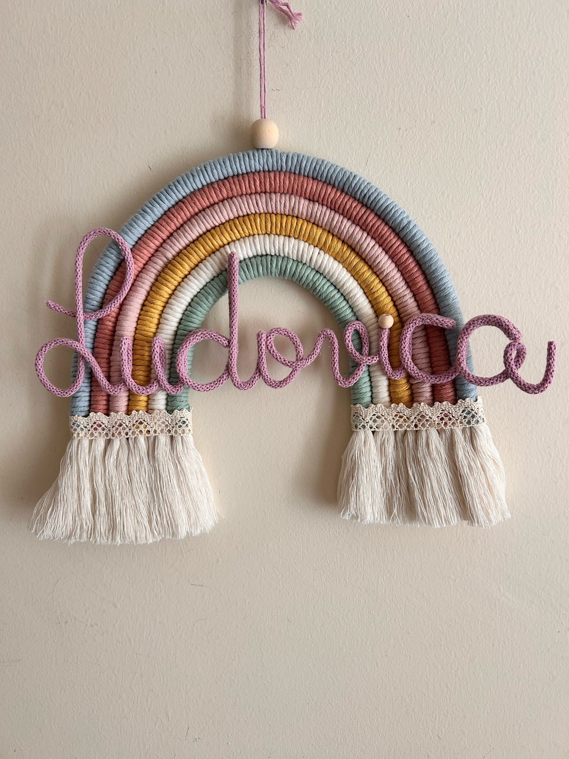 Arcobaleno in Macrame con Nome in Tricotin - MacraLu di Ludovica Mazzanti