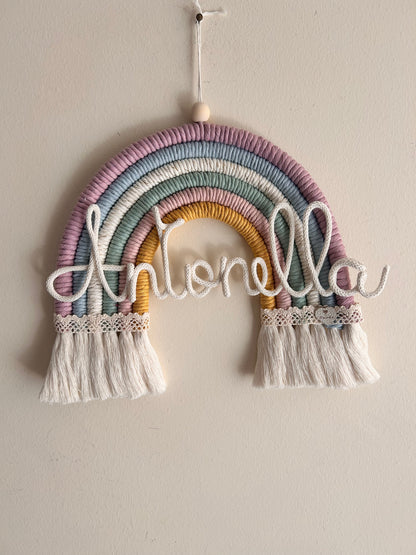 Arcobaleno in Macrame con Nome in Tricotin - MacraLu di Ludovica Mazzanti