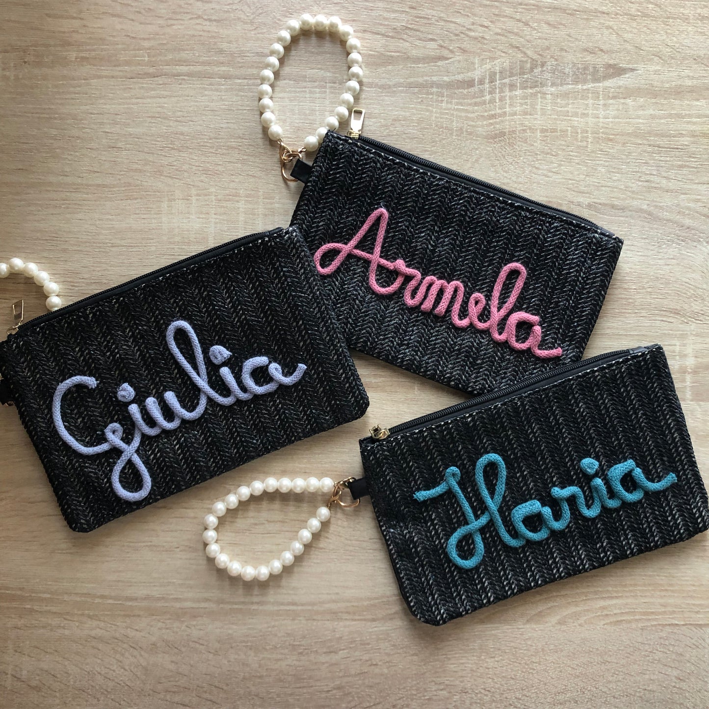 Pochette in paglia con nome in tricotin