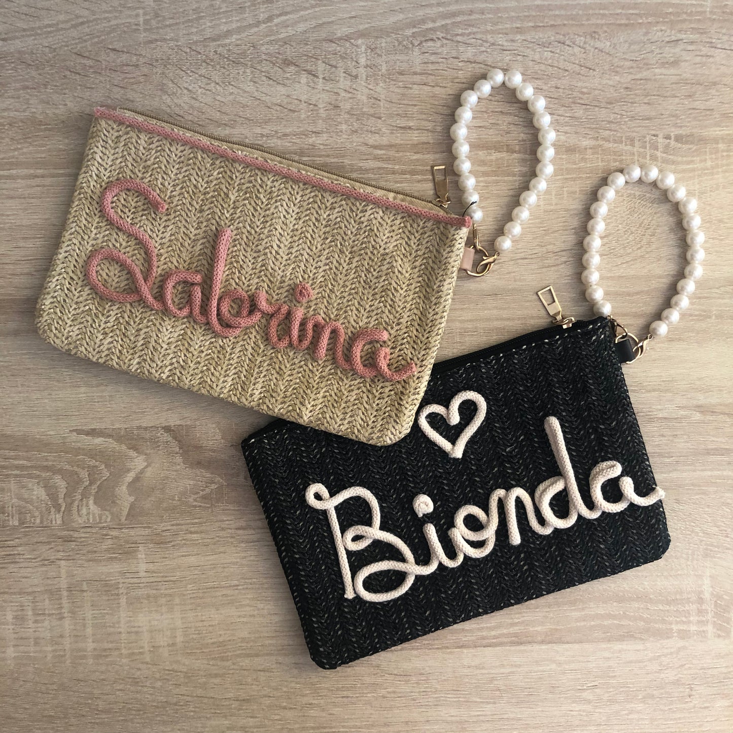 Pochette in paglia con nome in tricotin