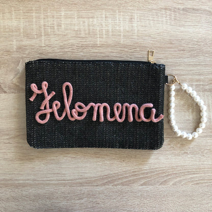 Pochette in paglia con nome in tricotin