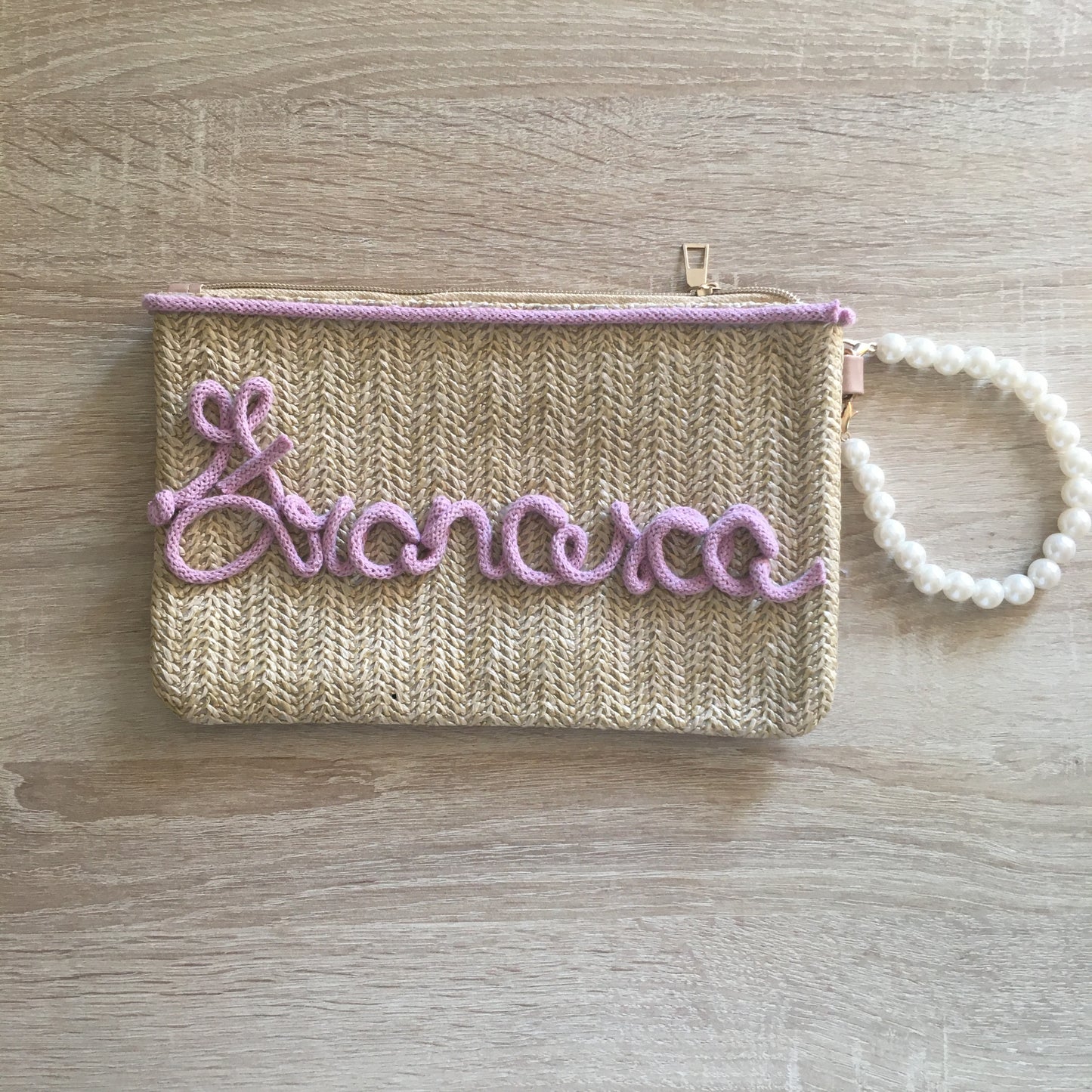 Pochette in paglia con nome in tricotin