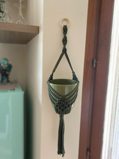 Macramé vase/plant holder