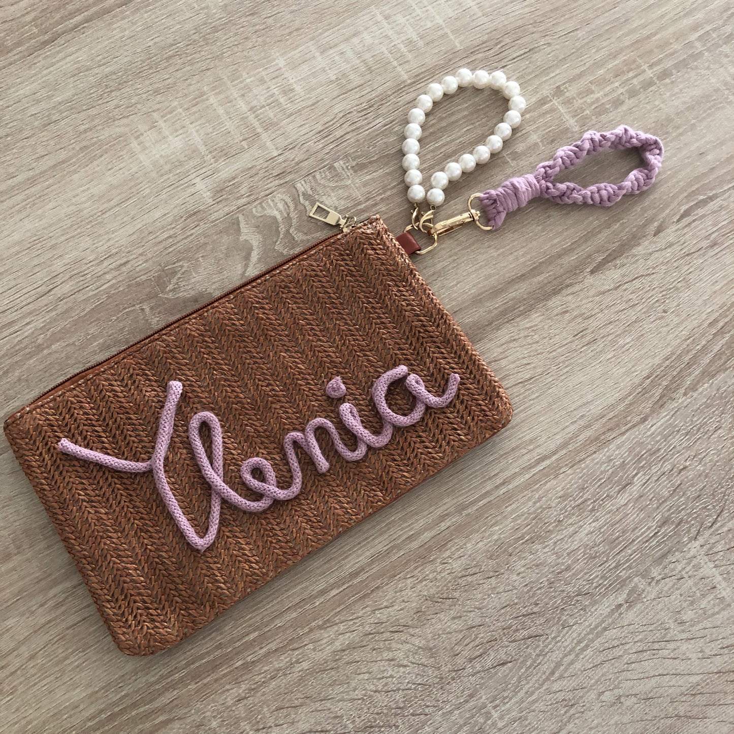 Pochette in paglia con nome in tricotin