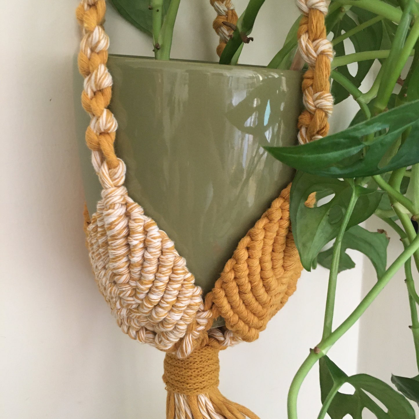 Macramé leaf vase holder