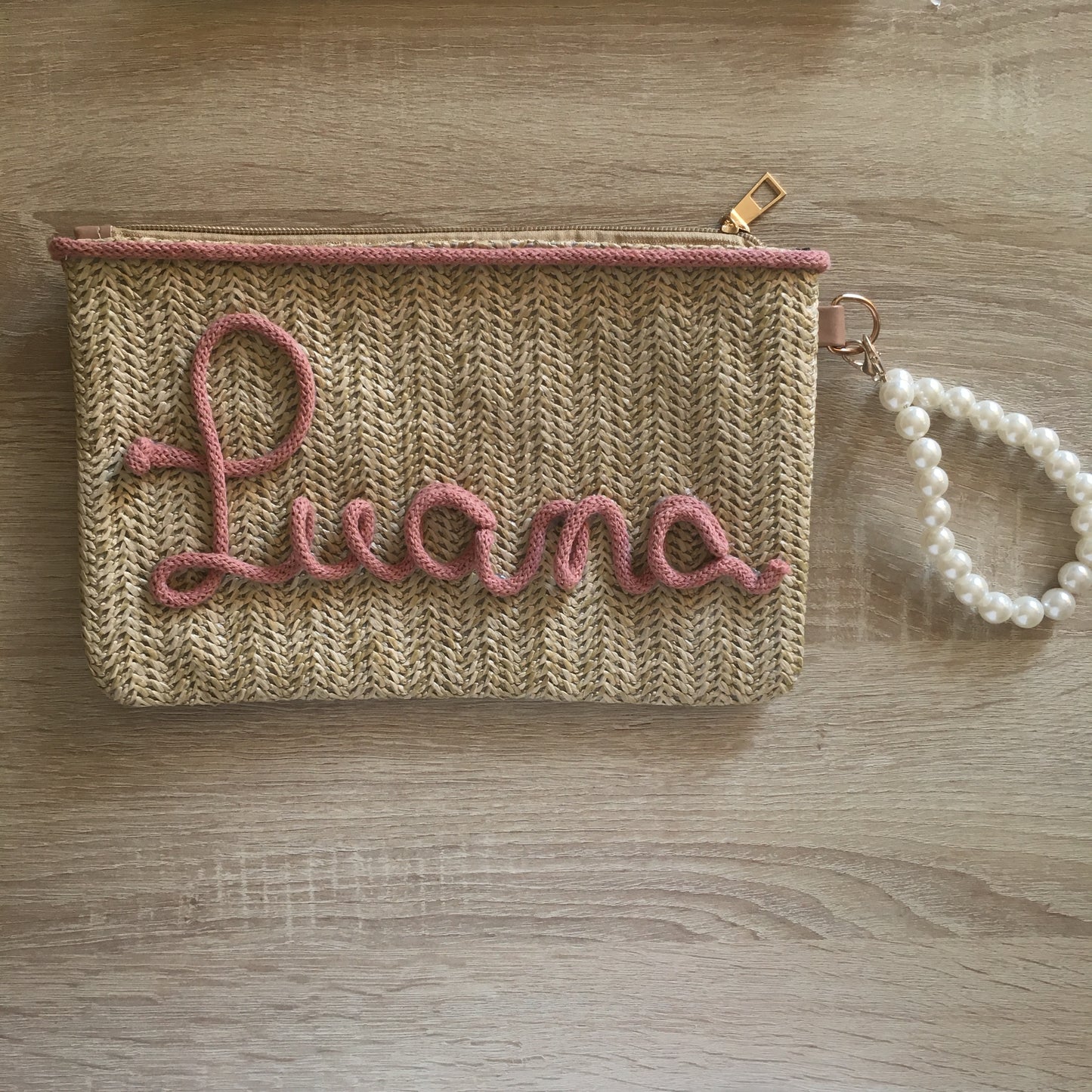 Pochette in paglia con nome in tricotin