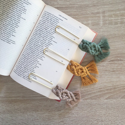 Macramé bookmark