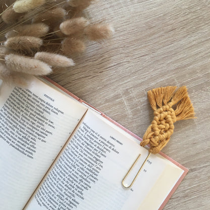 Macramé bookmark